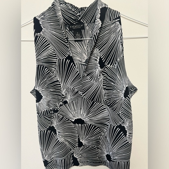 RAFAELLA SLEEVELESS BLACK AND WHITE SMALL PETITE V NECK BLOUSE - Picture 1 of 6